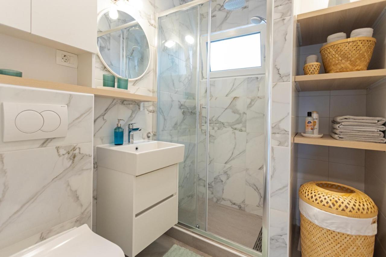 Jesliving Hvar - 2 Bedroom Elegant Apartment With Sea View In Historic Center Of Hvar Town Esterno foto
