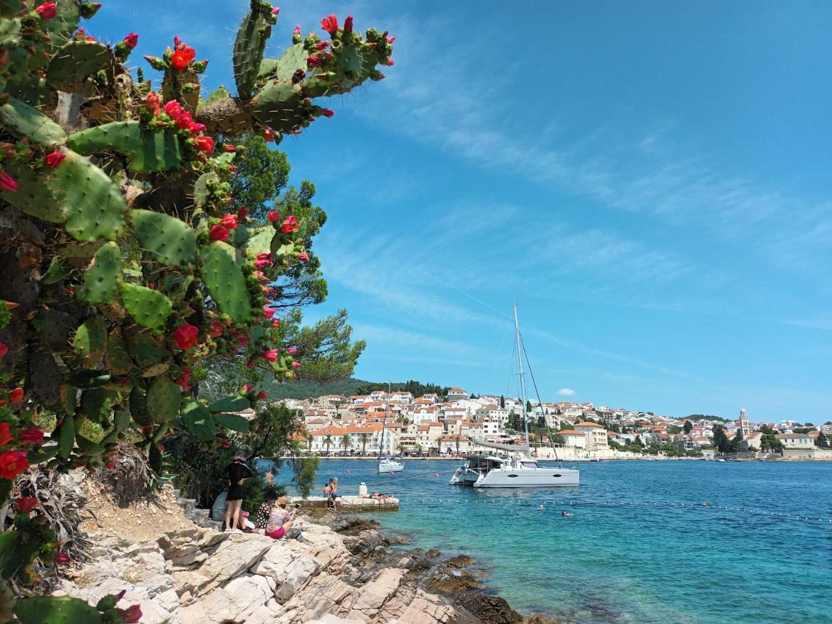 Jesliving Hvar - 2 Bedroom Elegant Apartment With Sea View In Historic Center Of Hvar Town Esterno foto
