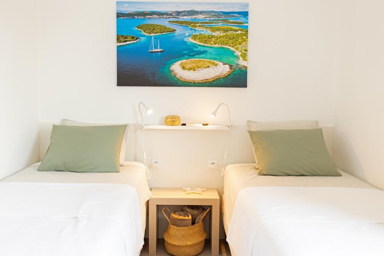 Jesliving Hvar - 2 Bedroom Elegant Apartment With Sea View In Historic Center Of Hvar Town Esterno foto