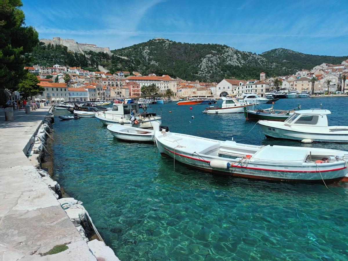 Jesliving Hvar - 2 Bedroom Elegant Apartment With Sea View In Historic Center Of Hvar Town Esterno foto