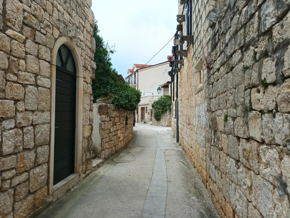 Jesliving Hvar - 2 Bedroom Elegant Apartment With Sea View In Historic Center Of Hvar Town Esterno foto
