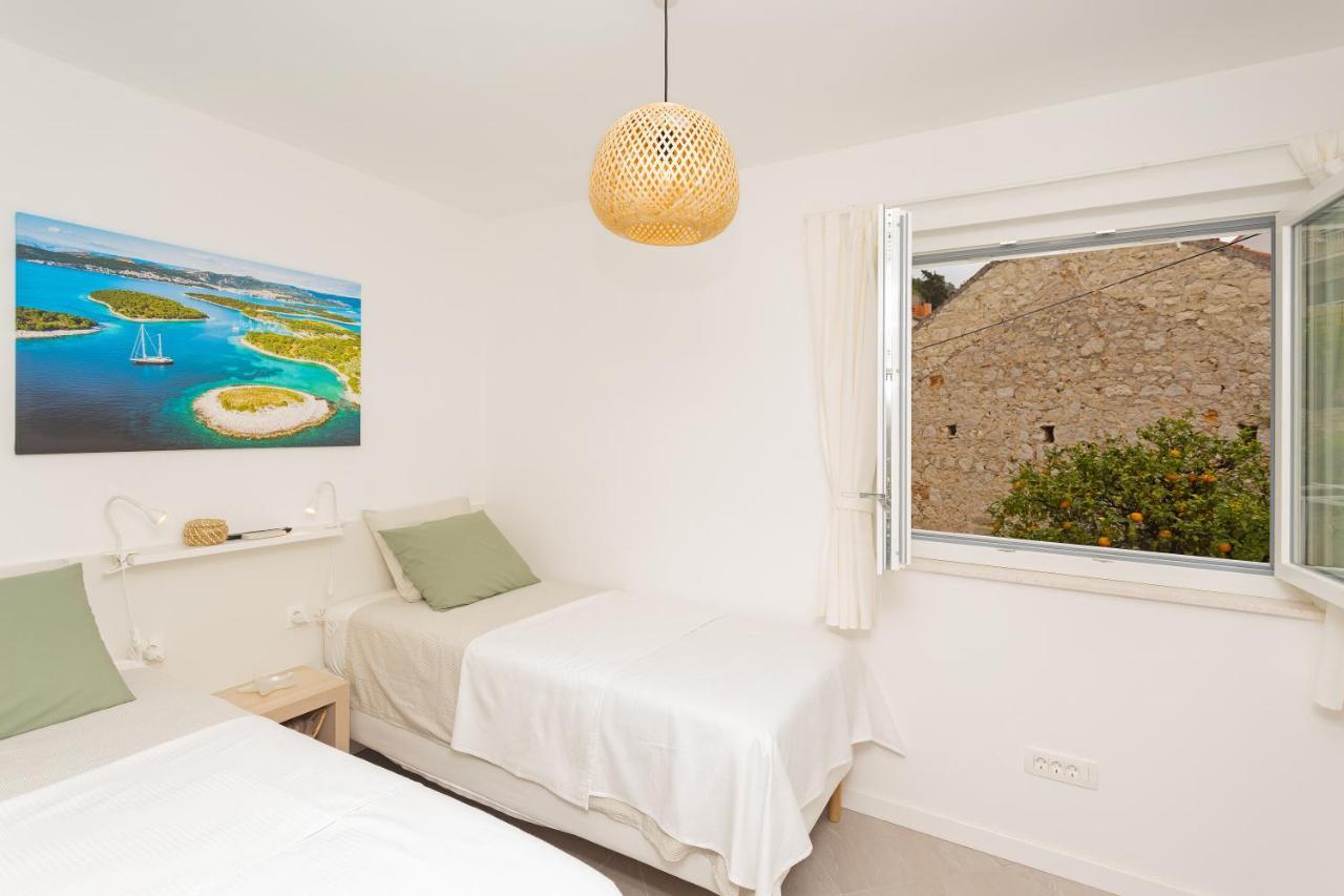 Jesliving Hvar - 2 Bedroom Elegant Apartment With Sea View In Historic Center Of Hvar Town Esterno foto