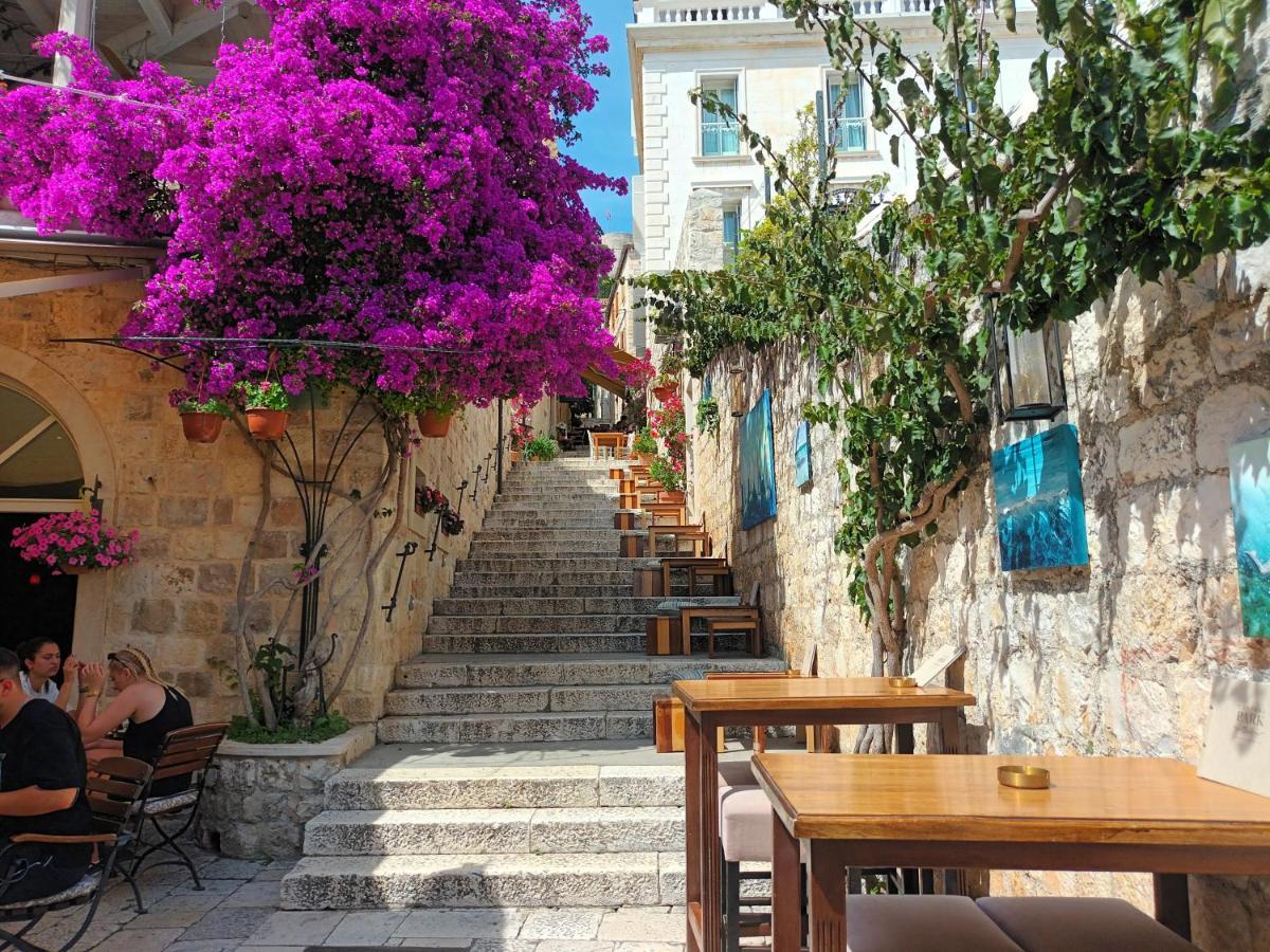 Jesliving Hvar - 2 Bedroom Elegant Apartment With Sea View In Historic Center Of Hvar Town Esterno foto