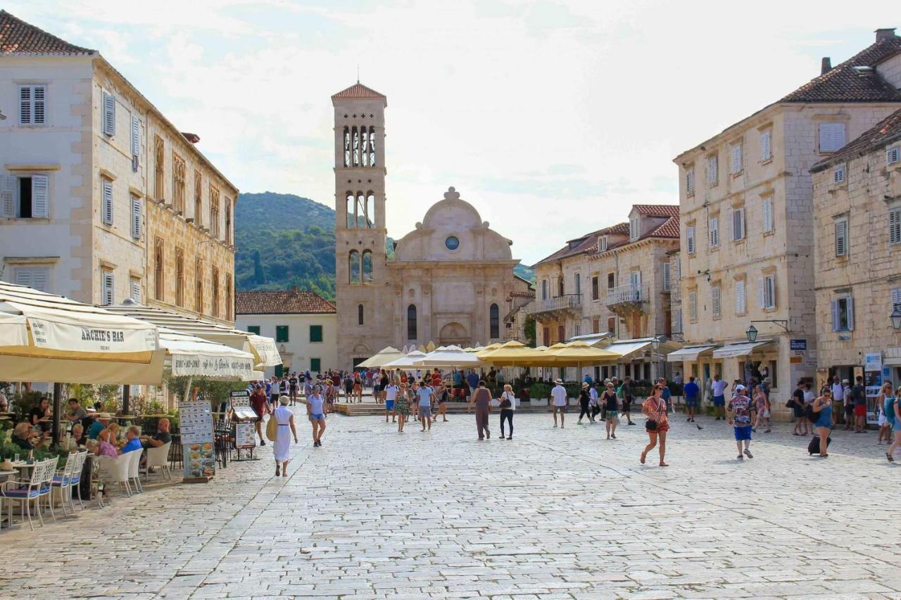 Jesliving Hvar - 2 Bedroom Elegant Apartment With Sea View In Historic Center Of Hvar Town Esterno foto
