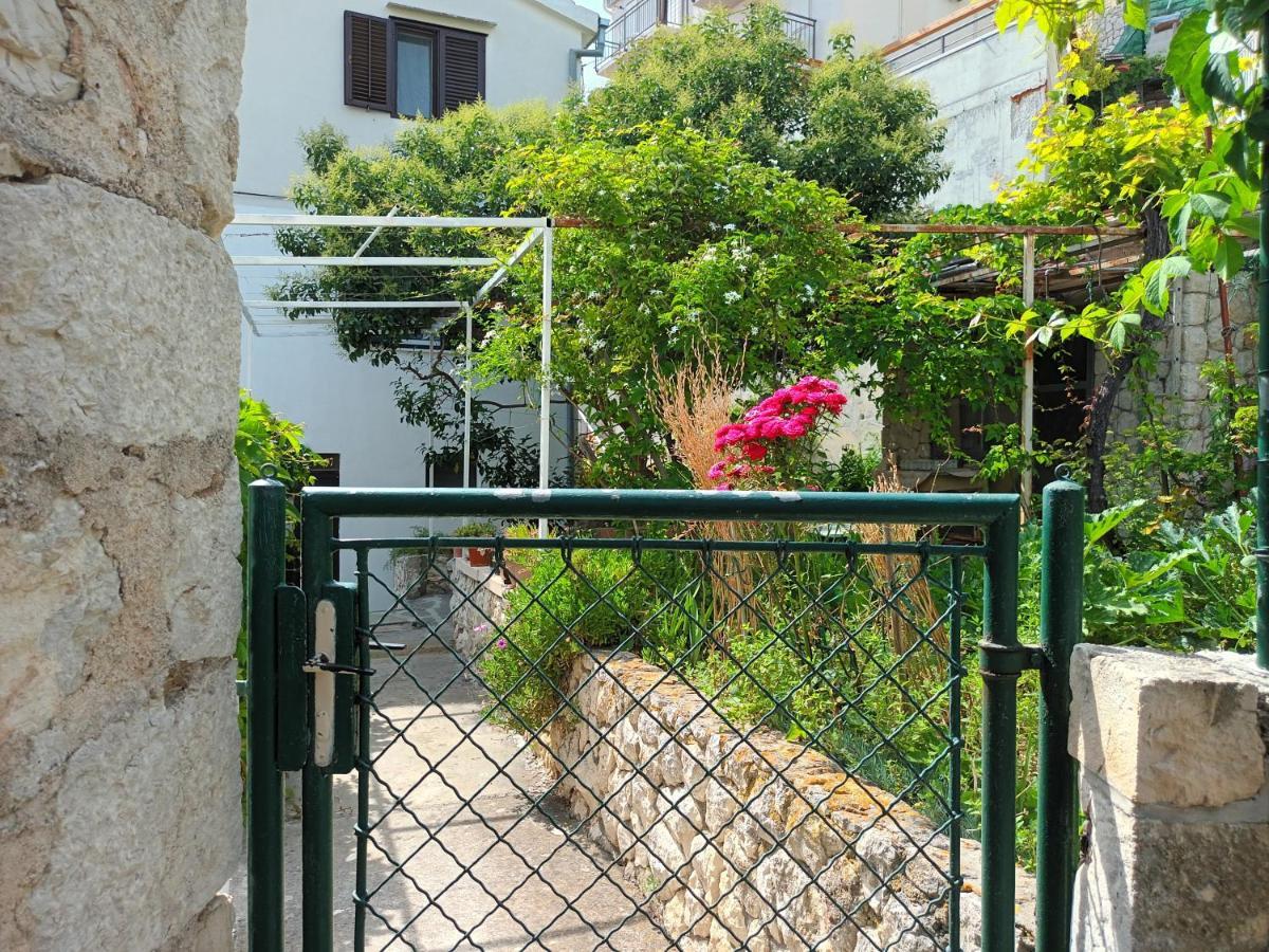 Jesliving Hvar - 2 Bedroom Elegant Apartment With Sea View In Historic Center Of Hvar Town Esterno foto